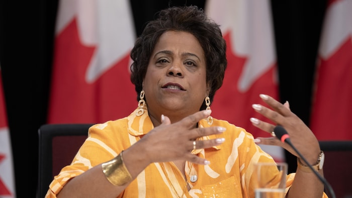 La ministre fédérale de la Santé, Marjorie Michel, répond à une question lors d'une conférence de presse.