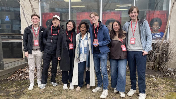 Mme Michel posant au milieu de six jeunes.