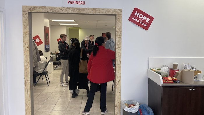 Plusieurs bénévoles s'activent dans le bureau de campagne de Marjorie Michel sur l'avenue du Parc, dans la circonscription de Papineau.
