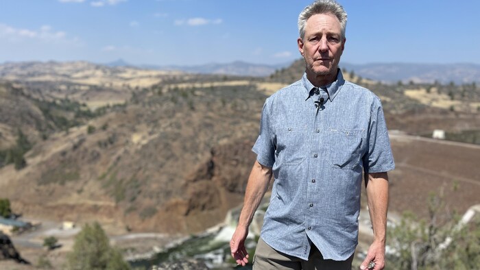 Mark Bramson, devant l'un des barrages qui seront démantelés en Californie.
