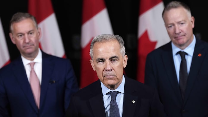 Mark Carney répond aux questions des journalistes en marge d'une annonce en matière de défense.