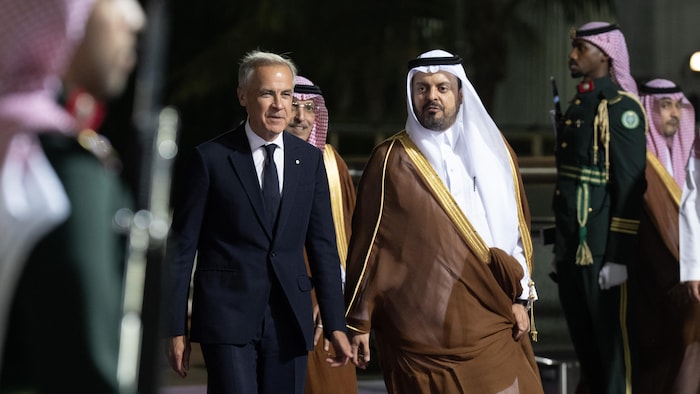 Mark Carney et le prince marchent côte à côte.