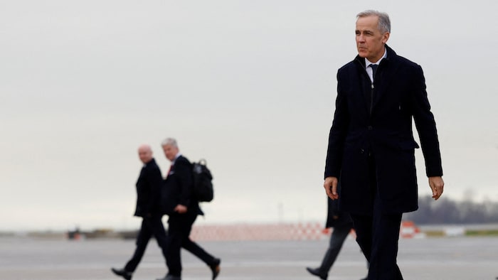 Le premier ministre canadien Mark Carney se dirige vers l'avion qui l'emmènera en Chine, pour la première visite d'un premier ministre canadien depuis 2017, à l'aéroport international de Vancouver à Richmond, en Colombie-Britannique, au Canada, le 13 janvier 2026.