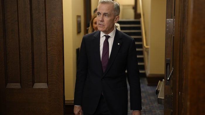 Mark Carney arrive à la période de questions.