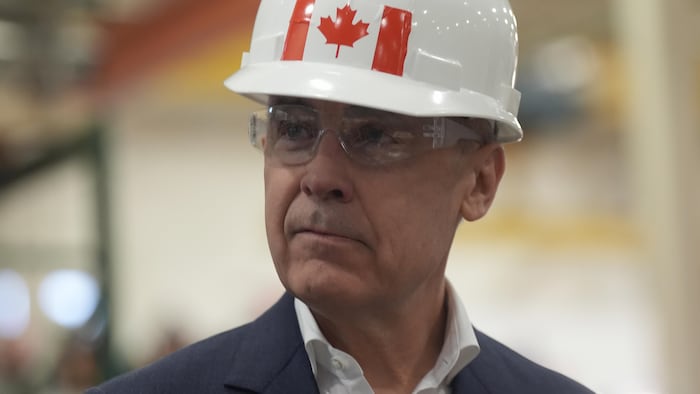 Mark Carney portant un casque et des lunettes de protection.