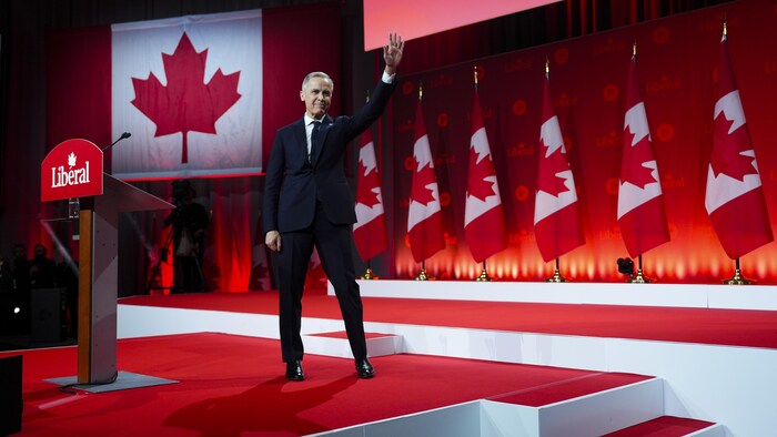 Le chef du Parti libéral du Canada, Mark Carney, salue les militants après avoir remporté la direction du parti lors de l'annonce à Ottawa, le dimanche 9 mars 2025. 