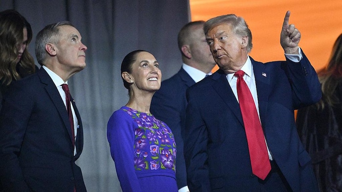 Mark Carney et Claudia Sheinbaum regardent dans la direction où pointe Donald Trump.
