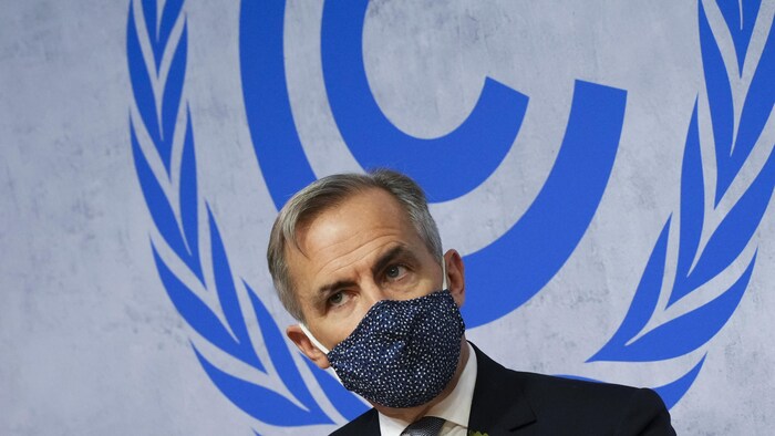 Mark Carney porte un masque à la COP26.