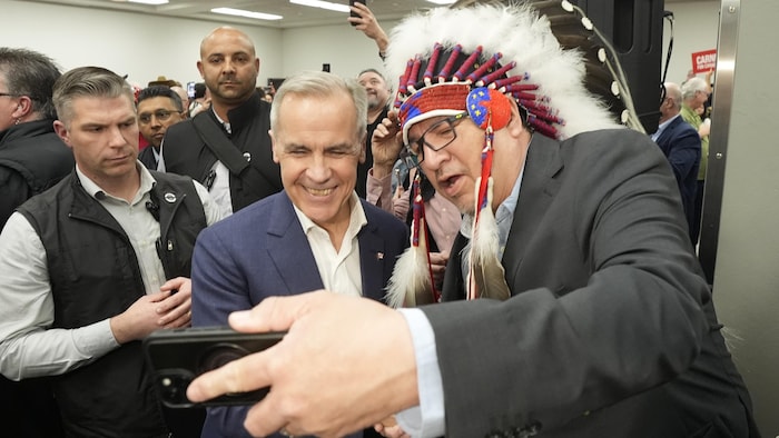 Le cook de la federation crie de Pimicikamak, David Monias, prend un égoportrait avec le cook libéral Mark Carney.