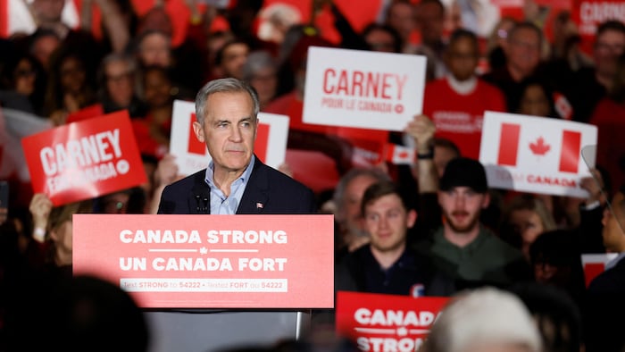 Mark Carney entouré de militants. 