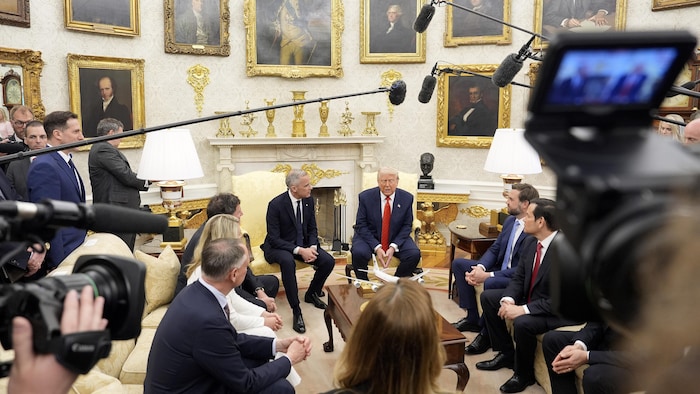 Mark Carney et Donald Trump se rencontrent dans le bureau ovale devant les médias.