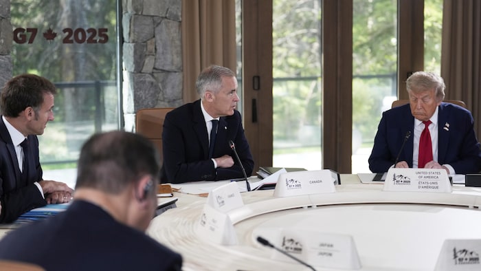 Les dirigeants sont assis autour d'une table ronde pour entamer les discussions du G7.