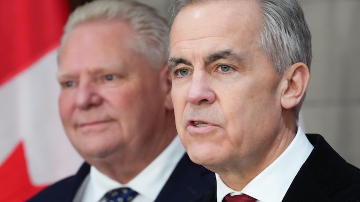 Mark Carney et Doug Ford en point de presse à Ottawa le 18 décembre 2025.