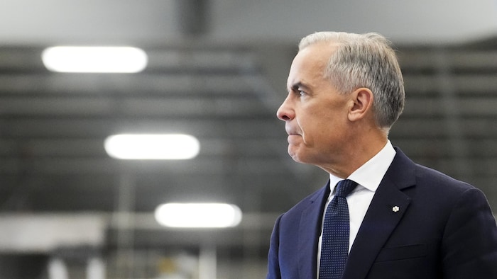 Le premier ministre du Canada, Mark Carney, regarde devant lui.