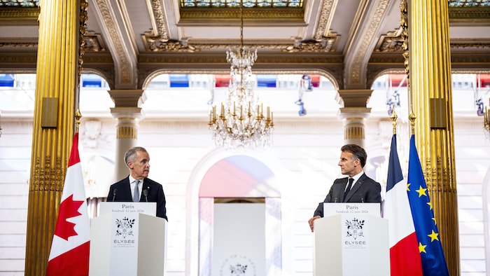 Mark Carney et Emmanuel Macron, à l'Élysée, prononcent des discours derrière des lutrins, le 12 juin 2026.