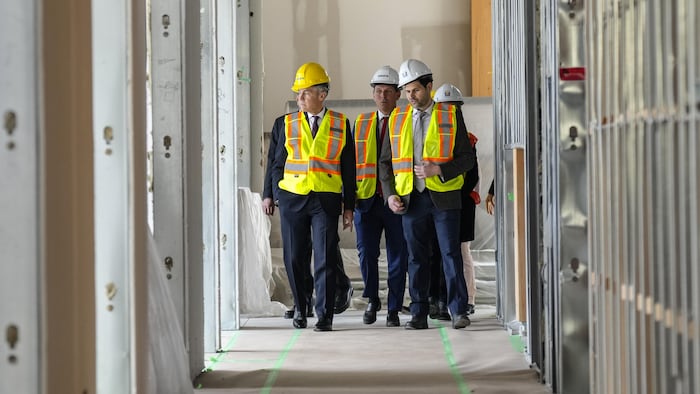 Le premier ministre Mark Carney arrive sur un chantier de construction près du centre récréatif Century Garden à Brampton (Ontario) avant de faire une annonce le mardi 7 avril 2026.