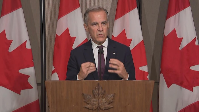 Mark Carney s'adresse aux journalistes.
