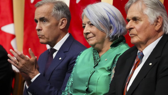 Mary Simon est assise aux côtés de son mari, Whit Fraser, et du premier ministre Mark Carney.