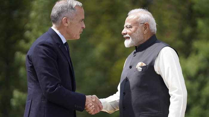 Le premier ministre Mark Carney saluant son homologue indien Narendra Modi à Kananaskis, en Alberta, le 17 juin 2025.