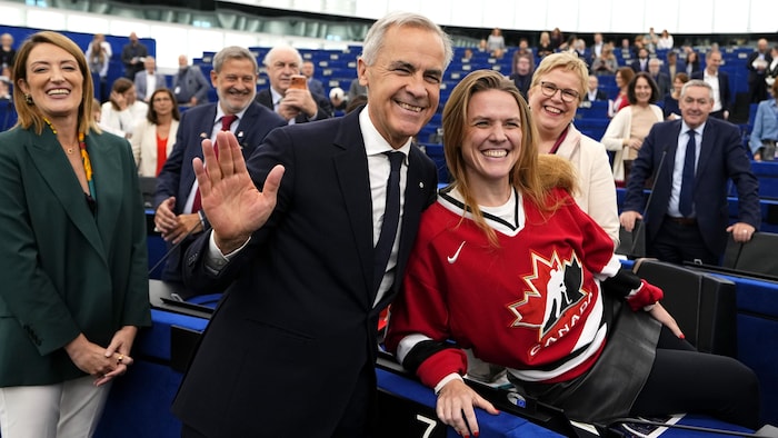 Mark Carney tient Terry Reintke par l'épaule pour une photo. 