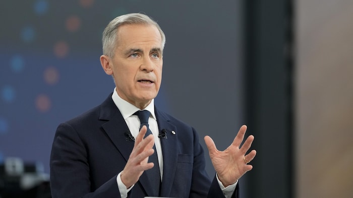 Mark Carney parle pendant le débat.