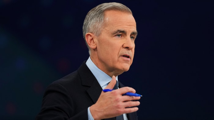 Mark Carney sur le plateau du débat en français.