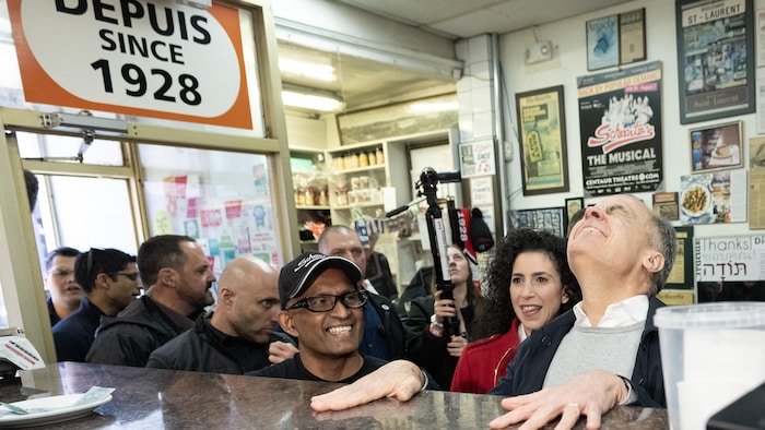 Mark Carney au comptoir chez Schwartz's.