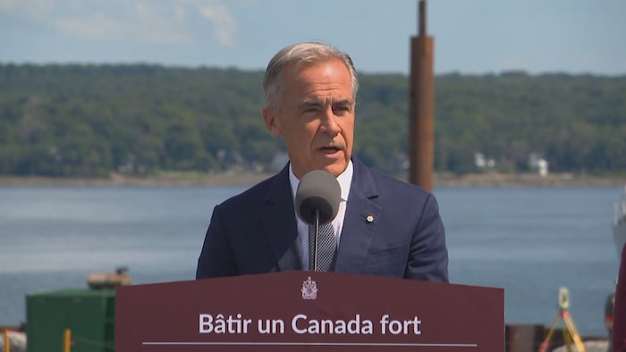 Le premier ministre Mark Carney en point de presse à Lévis le 24 août 2026.