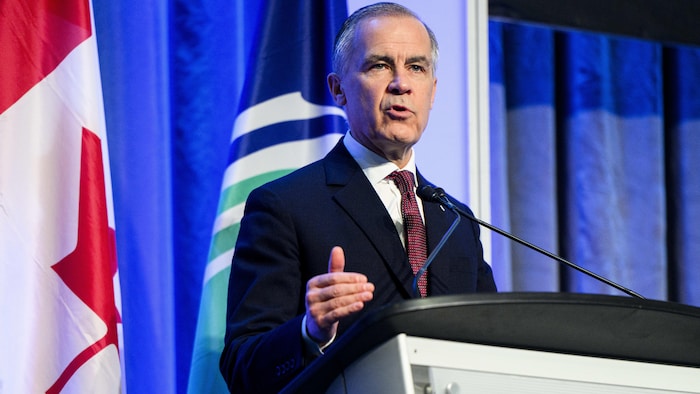 Le premier ministre du Canada Mark Carney s'adresse au public lors d'une conférence.