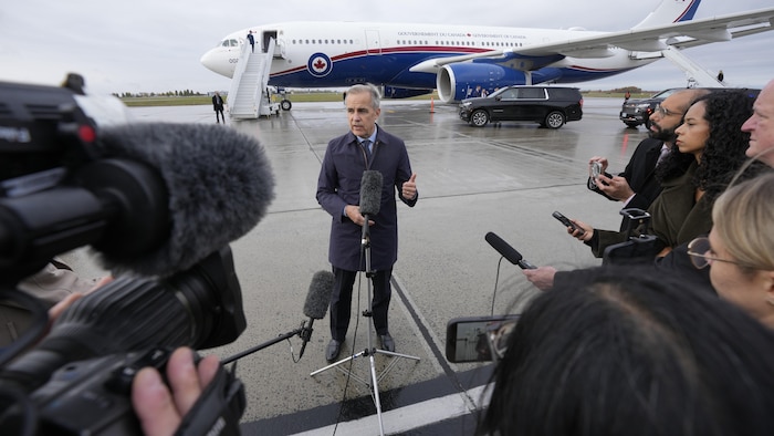 Le premier ministre Mark Carney en point de presse.