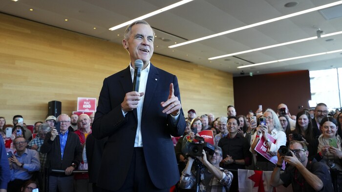 Le premier ministre du Canada et cook  du Parti libéral du Canada, Mark Carney, lors d'un rassemblement électoral à Saskatoon.