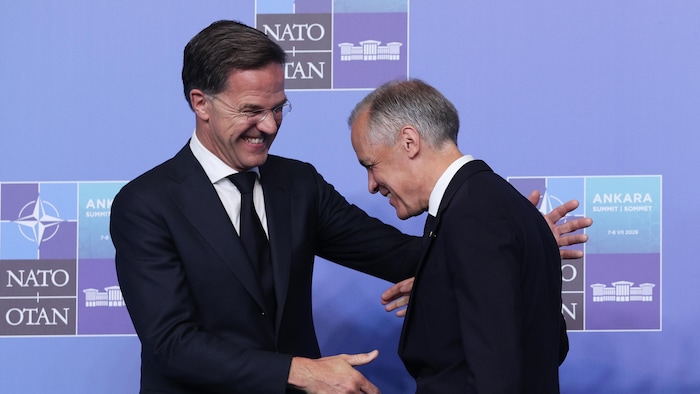 Mark Rutte et Mark Carney rient.