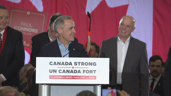 Mark Carney prononce un discours.