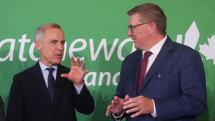 Le premier ministre du Canada, Mark Carney, et le premier ministre de la Saskatchewan, Scott Moe, lors du Sommet canadien de l’investissement organisé à Toronto le 14 septembre 2026.