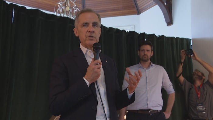 Deux hommes sur une scène. 