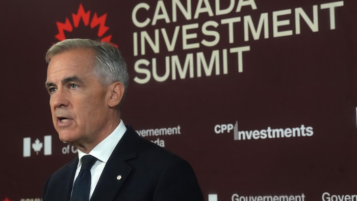 Mark Carney lors d'un point de presse, devant un panneau du Sommet canadien de l'investissement à Toronto, le 15 septembre 2026.
