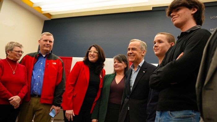 Mark Carnet prend une photo avec des supporters.