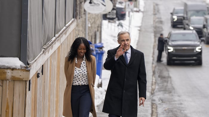 La candidate libérale dans Terrebonne, Tatiana Auguste, est accompagnée du premier ministre Mark Carney.