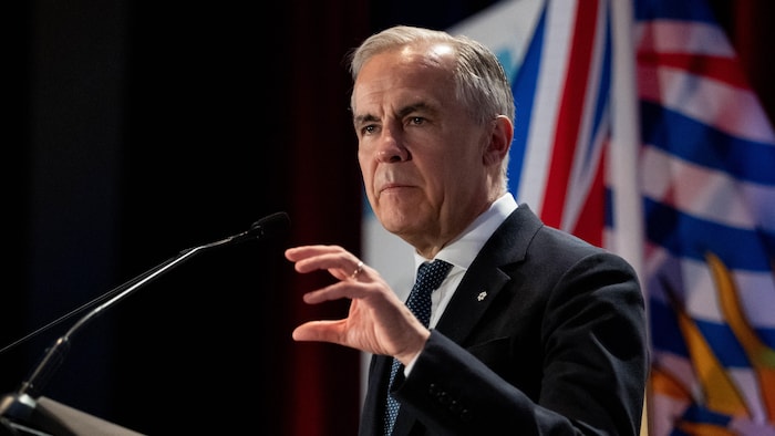 Mark Carney prononce un discours à la Chambre de commerce de Vancouver.