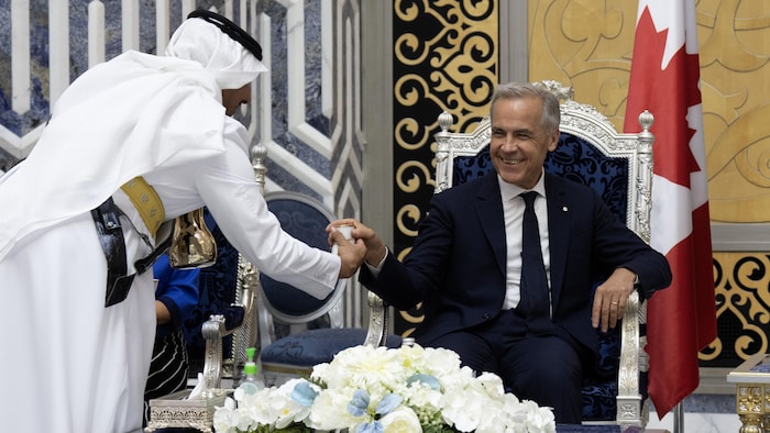 On sert le thé au premier ministre Mark Carney.
