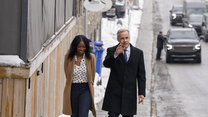 Le premier ministre Mark Carney et la candidate de Terrebonne, Tatiana Auguste, se promènent dans sa circonscription de Terrebonne, le mardi 17 février 2026.