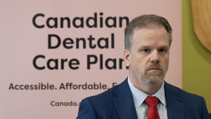 Le ministre de la Santé Mark Holland écoute une question à la suite d'une annonce sur les soins dentaires, le lundi 11 décembre 2023 à Ottawa.