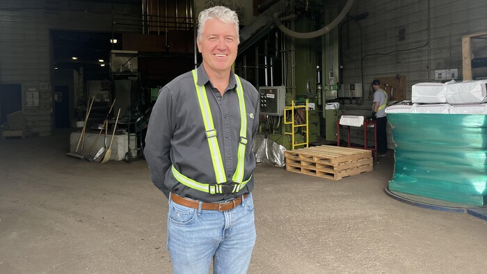 Mark Myrowich de l'entreprise ECBVerdyol, dans l'usine de Blumenort au Manitoba, le 6 juillet 2022.