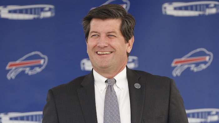 Mark Poloncarz lors d'un point de presse devant un mur à l'effigie des Bulls de Buffalo.