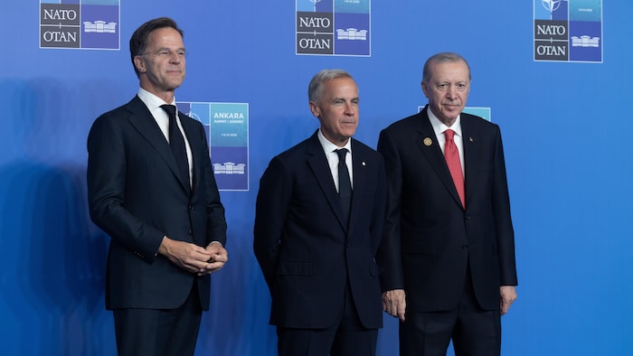 Mark Carney, Mark Rutte et Recep Tayyip Erdogan debout lors d'un événement de presse.