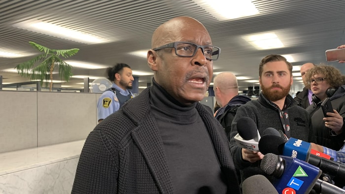 Mark Saunders en mêlée de presse.