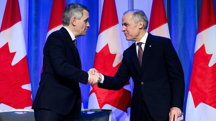 Le maire d'Ottawa Mark Sutcliffe et le premier ministre du Canada, Mark Carney se serrent la main lors du petit-déjeuner du maire d'Ottawa.