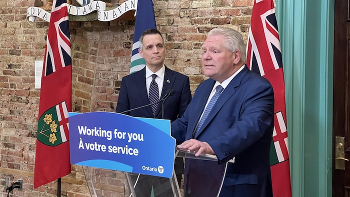 Le maire d'Ottawa, Mark Sutcliffe, et le premier ministre de l'Ontario Doug Ford, en conférence de presse à Ottawa, le 29 avril 2024.
