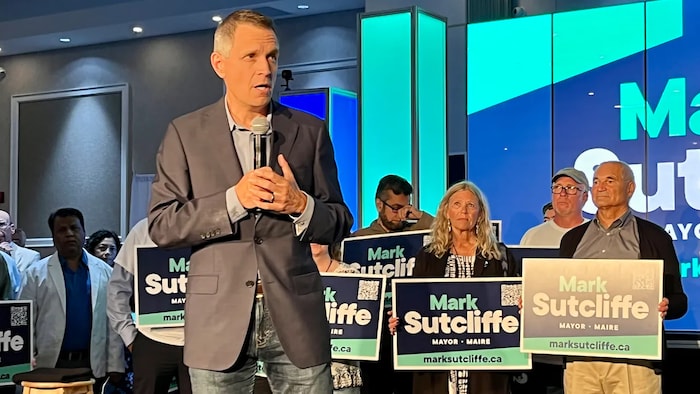 Mark Sutcliffe prend la parole lors du lancement de sa campagne, le 14 septembre 2022.