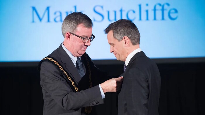 Le maire sortant d'Ottawa, Jim Watson, décerne à Mark Sutcliffe l'Ordre d'Ottawa.